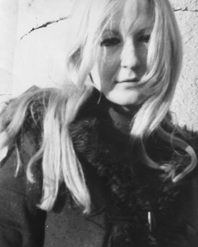 Ritratto fotografico in bianco e nero di Cristina Annino, con i lunghi capelli chiari.