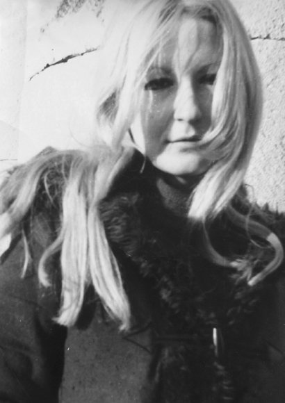 Ritratto fotografico in bianco e nero di Cristina Annino, con i capelli chiari lunghi.